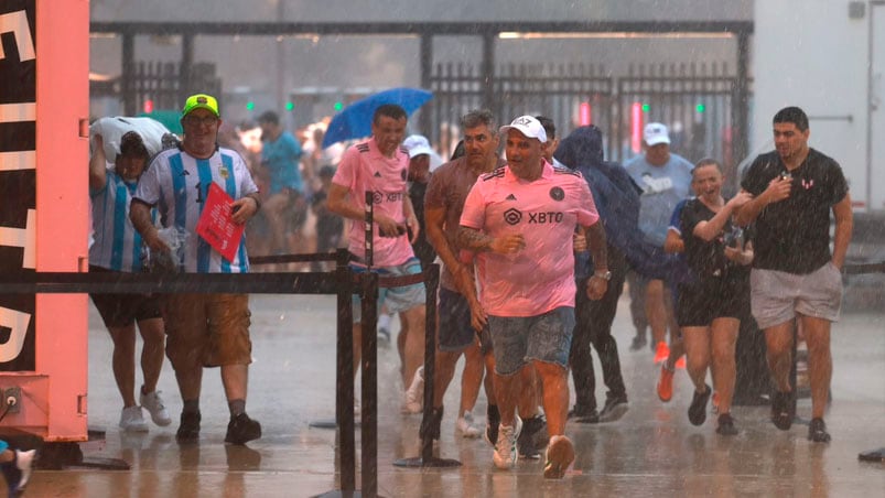 La lluvia demora el inicio del evento para presentar a Messi en Inter Miami.