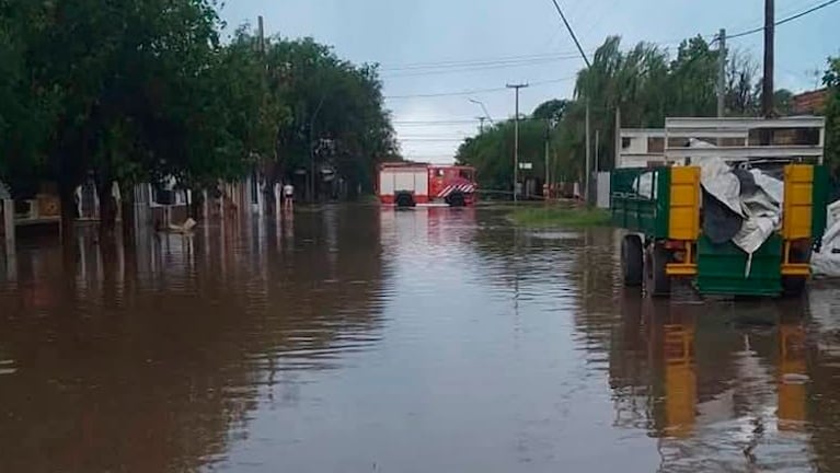 La lluvia fue abundante y causó inconvenientes en Jovita.