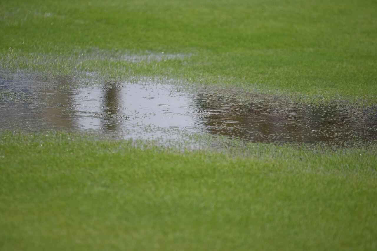 La lluvia inundó la cancha y demoró el inicio del partido. Foto: Lucio Casalla / ElDoce.tv