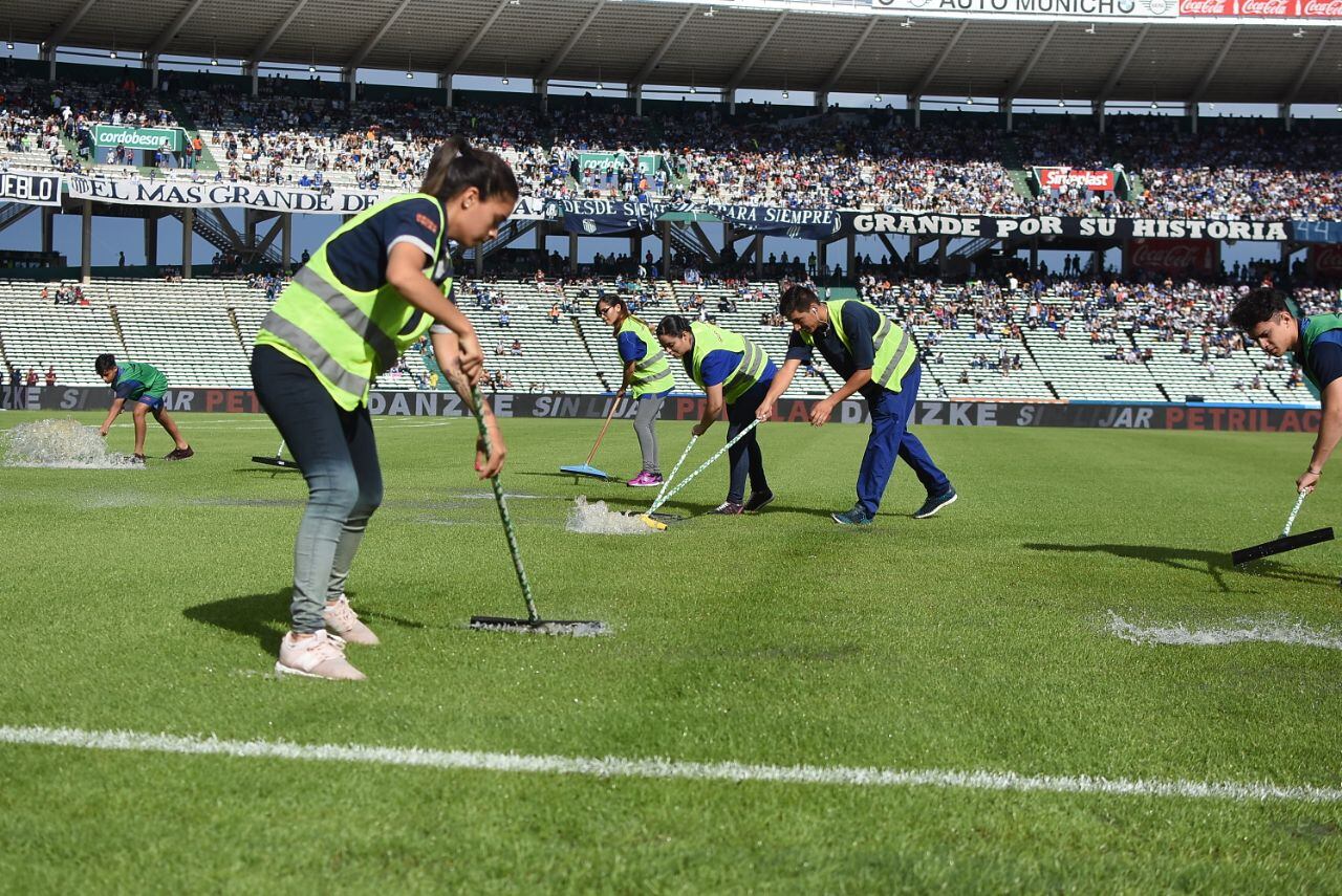 La lluvia inundó la cancha y demoró el inicio del partido. Foto: Lucio Casalla / ElDoce.tv