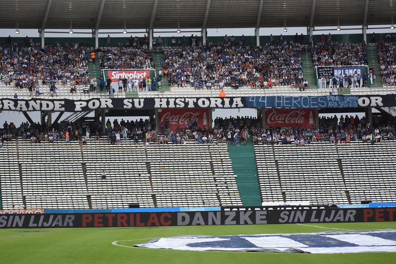 La lluvia inundó la cancha y demoró el inicio del partido. Foto: Lucio Casalla / ElDoce.tv