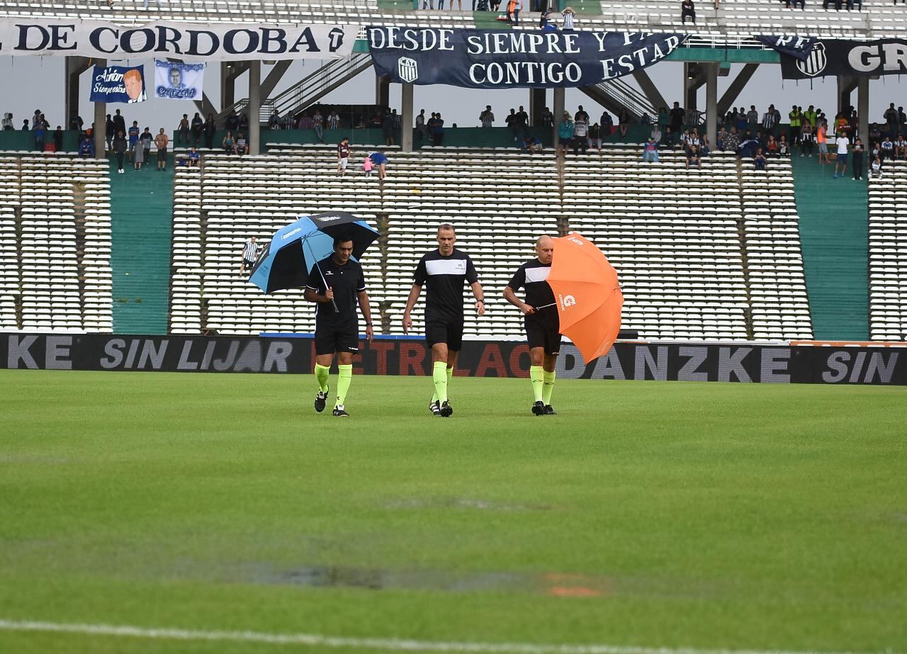 La lluvia inundó la cancha y demoró el inicio del partido. Foto: Lucio Casalla / ElDoce.tv