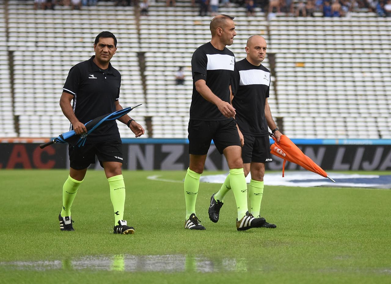 La lluvia inundó la cancha y demoró el inicio del partido. Foto: Lucio Casalla / ElDoce.tv