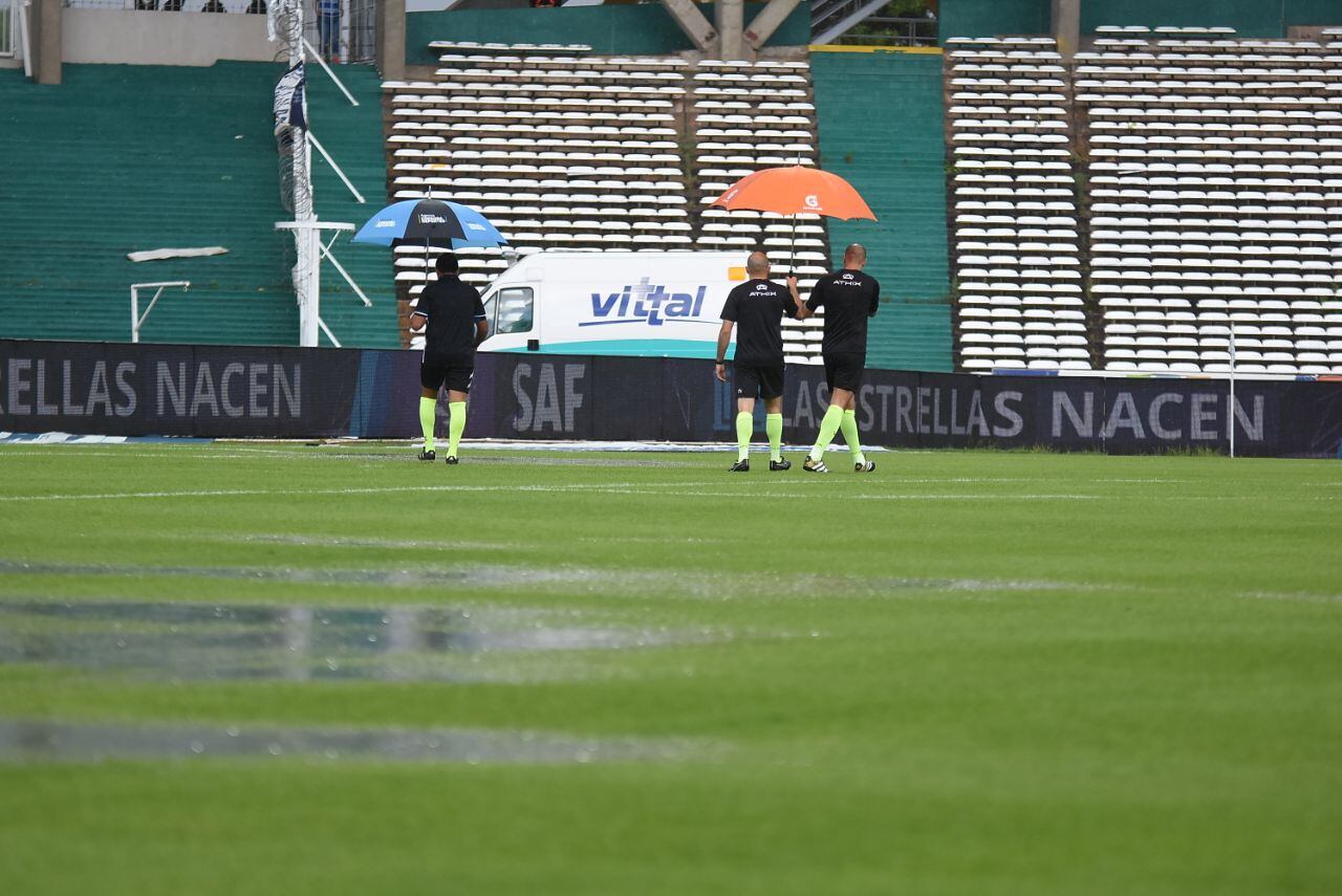 La lluvia inundó la cancha y demoró el inicio del partido. Foto: Lucio Casalla / ElDoce.tv