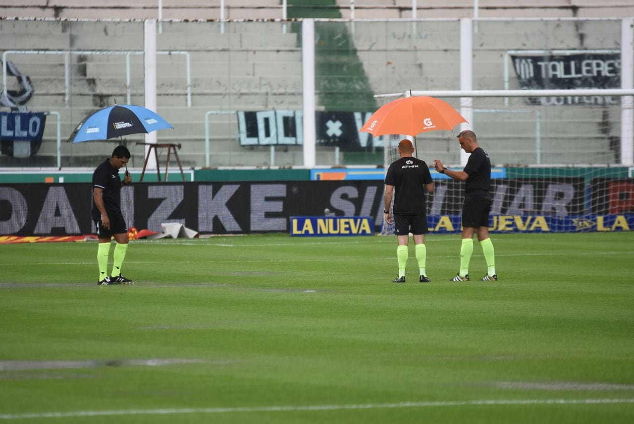 La lluvia inundó la cancha y demoró el inicio del partido. Foto: Lucio Casalla / ElDoce.tv