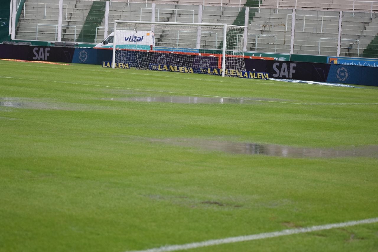 La lluvia inundó la cancha y demoró el inicio del partido. Foto: Lucio Casalla / ElDoce.tv