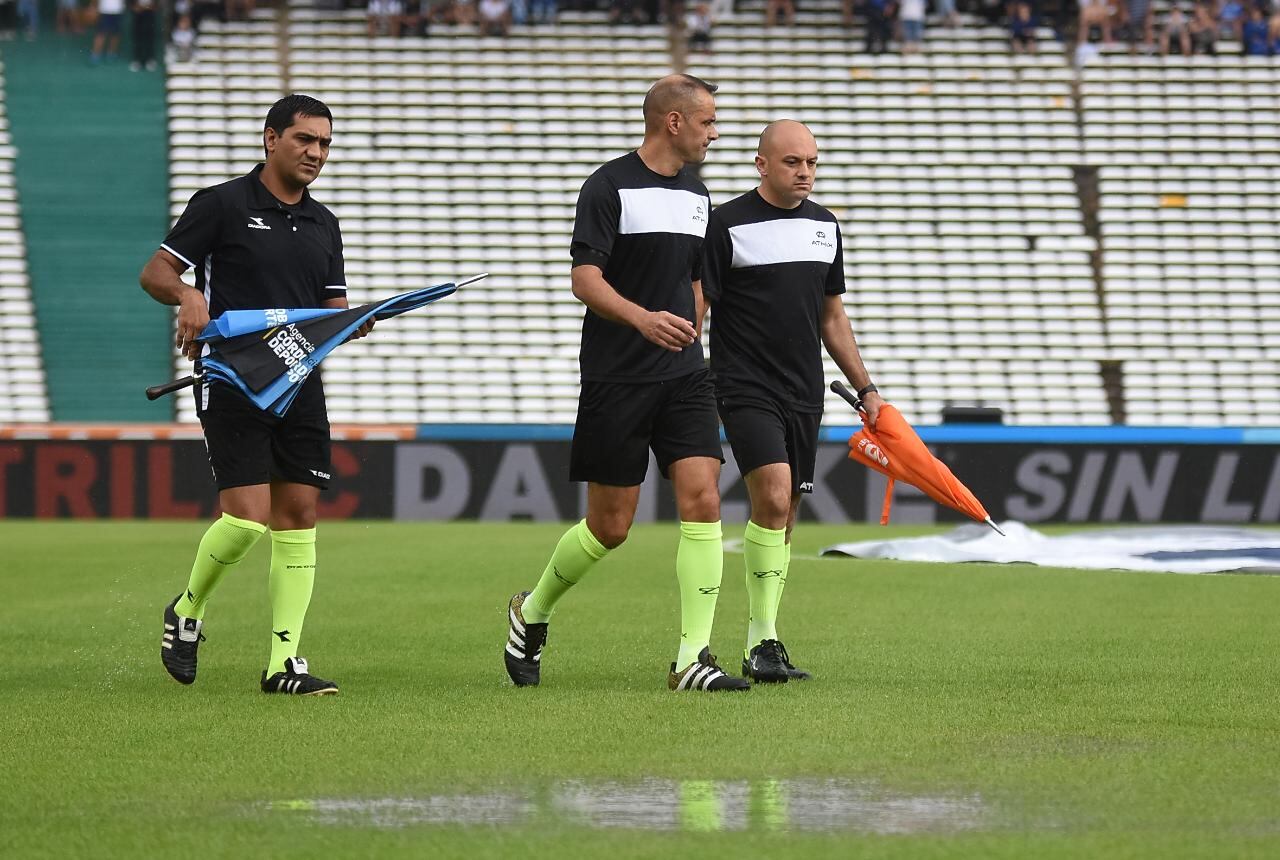 La lluvia inundó la cancha y demoró el inicio del partido. Foto: Lucio Casalla / ElDoce.tv