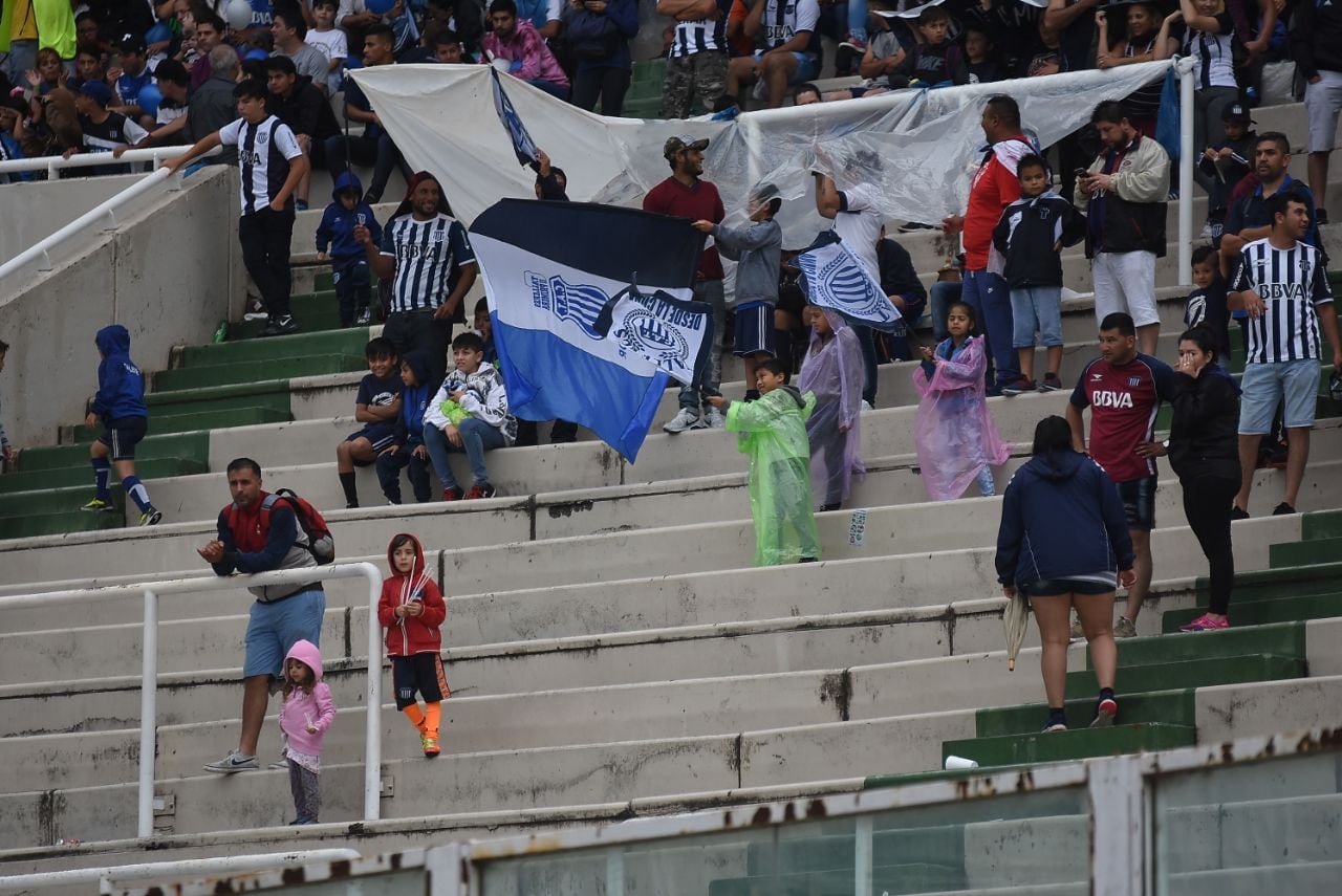 La lluvia inundó la cancha y demoró el inicio del partido. Foto: Lucio Casalla / ElDoce.tv