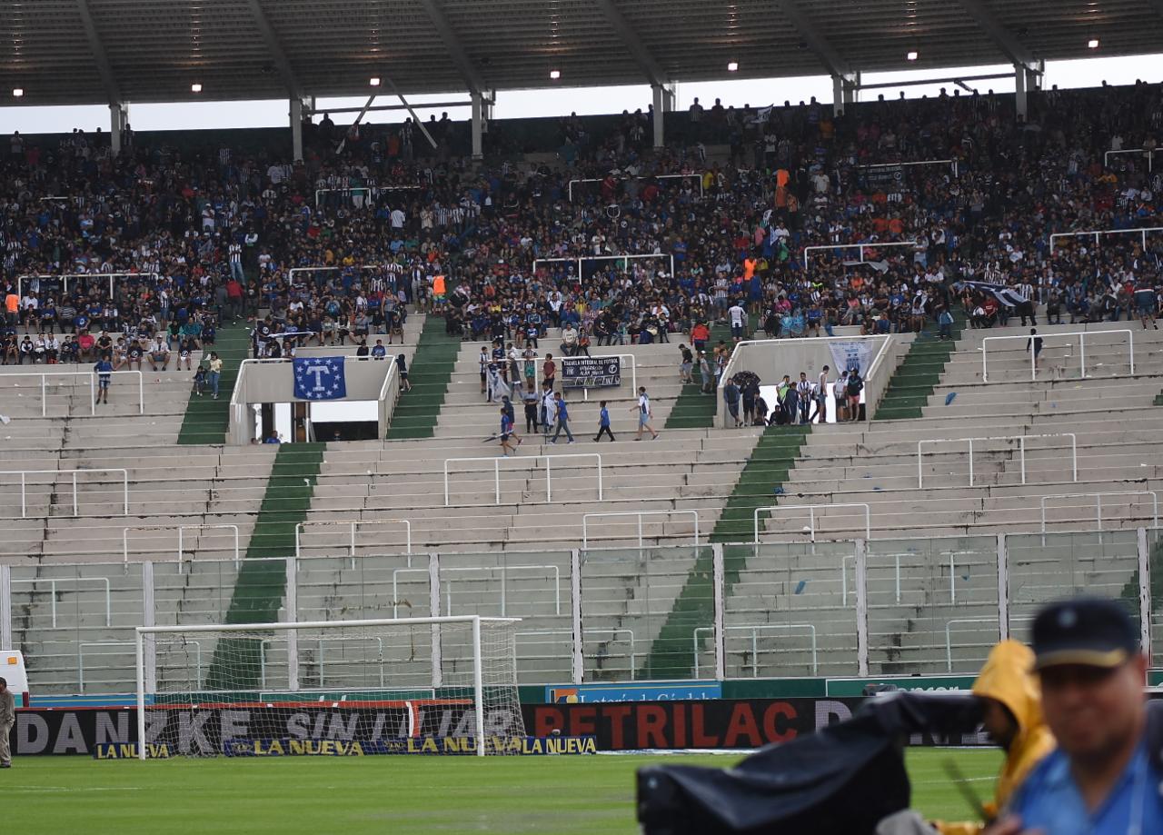 La lluvia inundó la cancha y demoró el inicio del partido. Foto: Lucio Casalla / ElDoce.tv