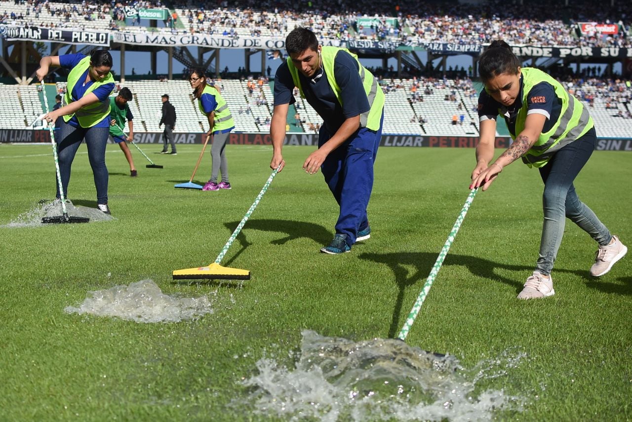 La lluvia inundó la cancha y demoró el inicio del partido. Foto: Lucio Casalla / ElDoce.tv