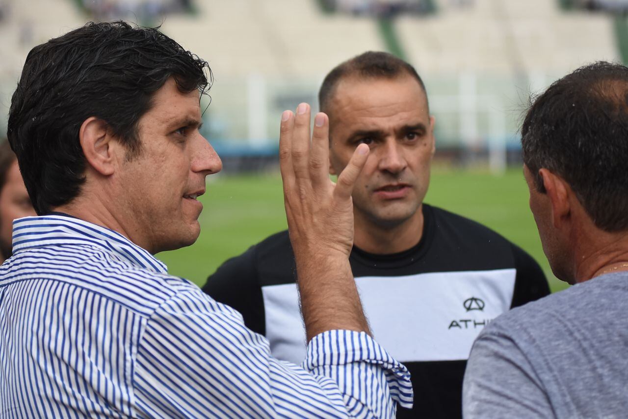 La lluvia inundó la cancha y demoró el inicio del partido. Foto: Lucio Casalla / ElDoce.tv