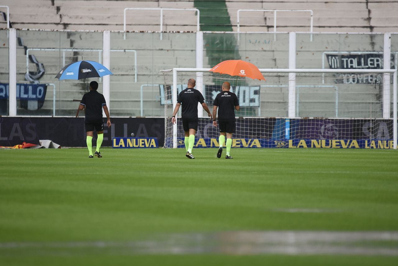 La lluvia inundó la cancha y demoró el inicio del partido. Foto: Lucio Casalla / ElDoce.tv