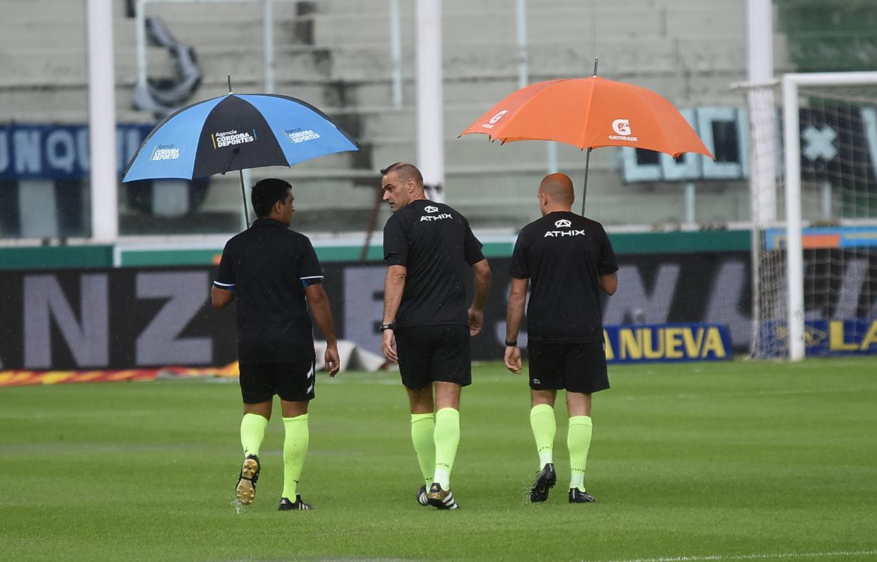 La lluvia inundó la cancha y demoró el inicio del partido. Foto: Lucio Casalla / ElDoce.tv