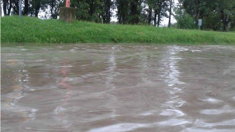 La lluvia inundó varios sectores de esa localidad. 