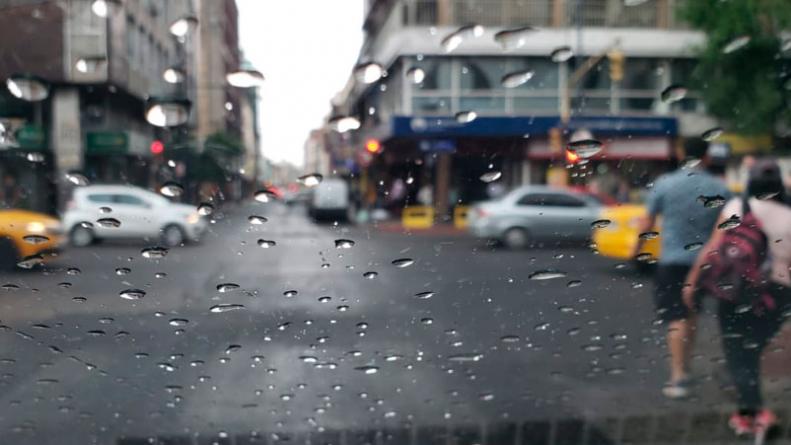 La lluvia llegó para refrescar las últimas horas del invierno.