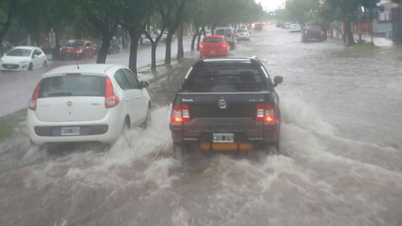 La lluvia provocó anegamientos en muchos barrios de la ciudad. Fotos: Sebastián Pfaffen y Juampi Lavisse, Karina Valori y Naty Martin.