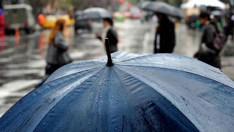 La lluvia se resiste a irse de la provincia y, ante los problemas, apareció el humor.
