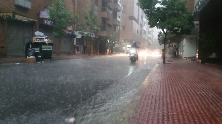 La lluvia sorprendió a muchos cordobeses en plena calle. 