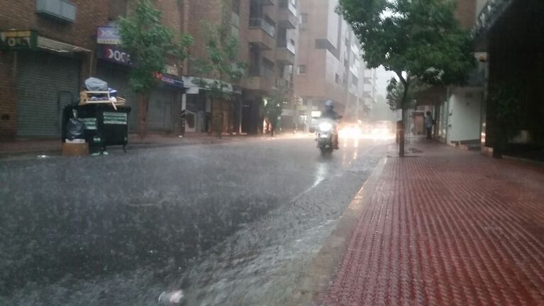 La lluvia sorprendió a muchos cordobeses en plena calle.