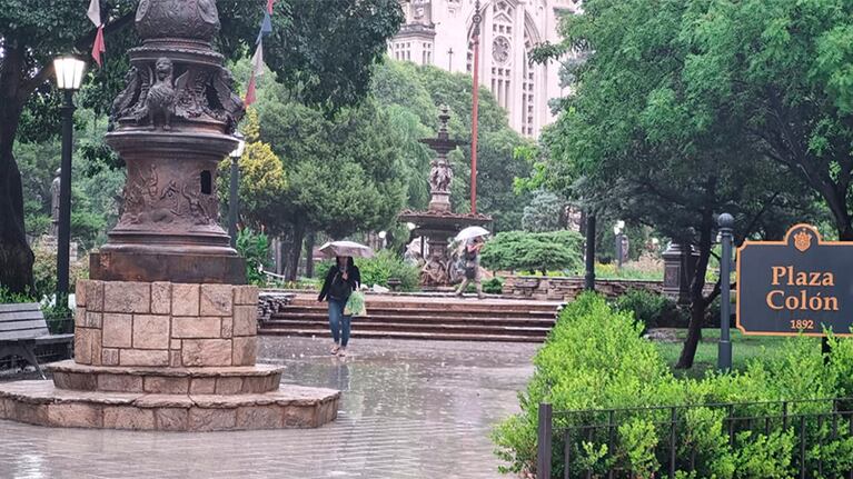 La lluvia y el frío no aflojan en Córdoba.