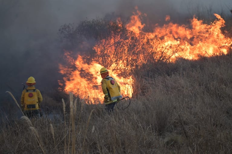 La lucha de los bomberos en la Autopista Córdoba - Carlos Paz.