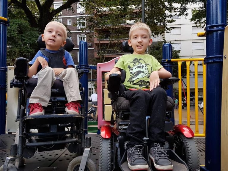 La lucha de una madre por conseguir una silla de ruedas para su hijo