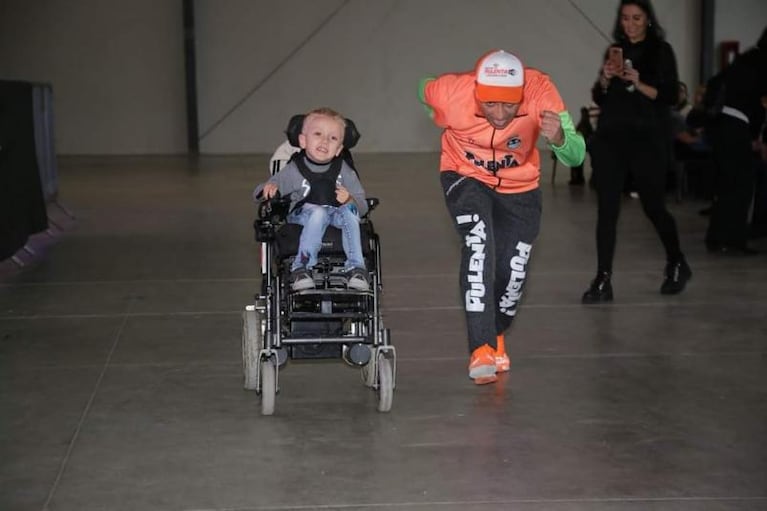 La lucha de una madre por conseguir una silla de ruedas para su hijo