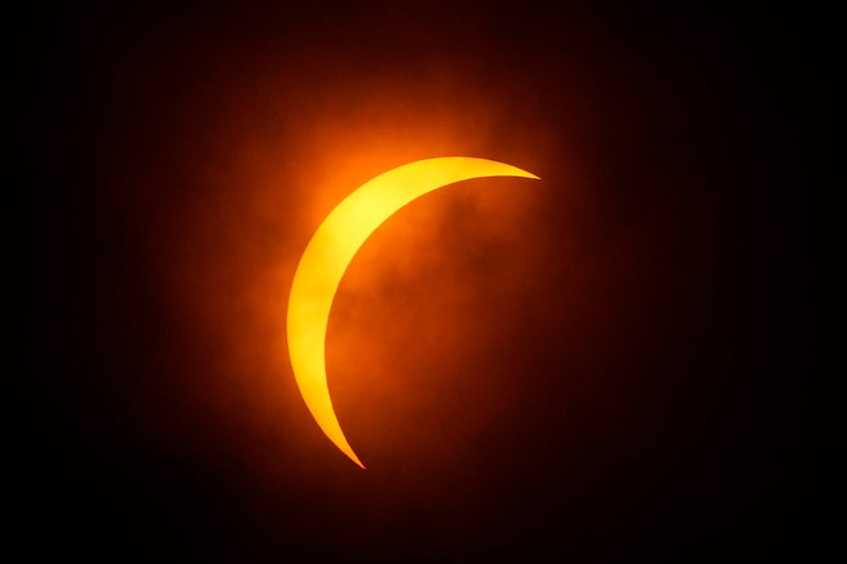 La Luna cubre parcialmente el Sol durante un eclipse solar total, el lunes 8 de abril de 2024, visto desde Eagle Pass, Texas. (AP Foto/Eric Gay)
