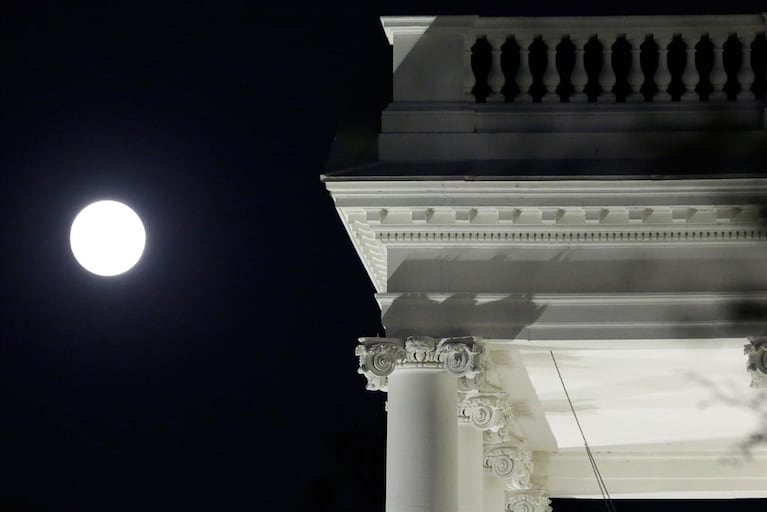 La luna junto a la Casa Blanca en Estados Unidos. Foto: AFP.