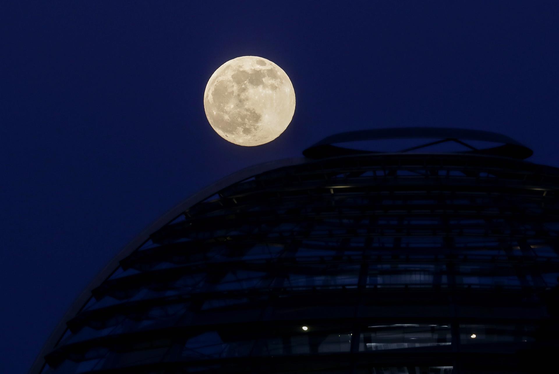 La Luna Llena en Alemania. Foto: Agencia EFE