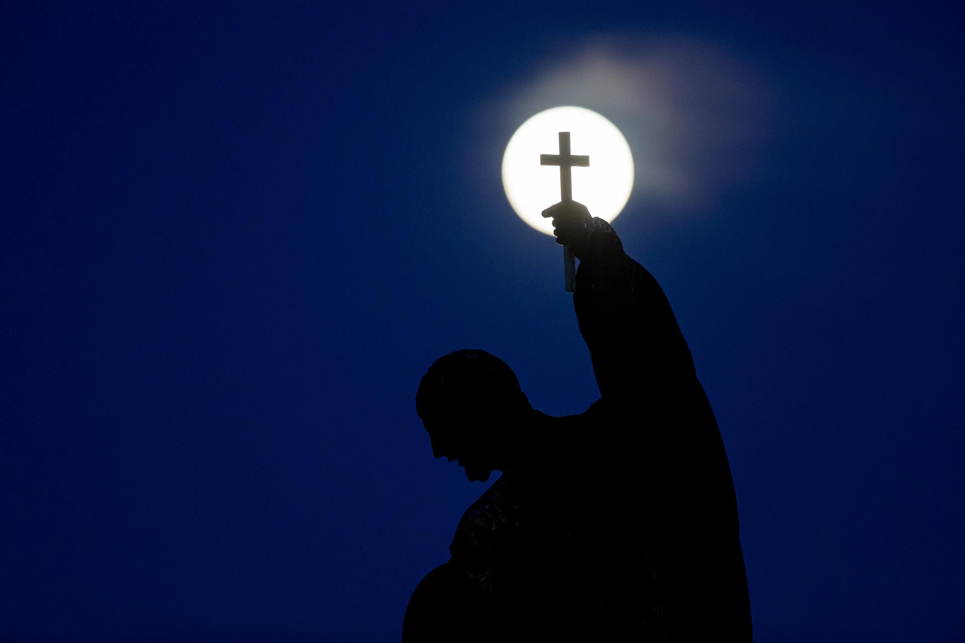 La Luna Llena en República Checa. Foto: Agencia EFE.