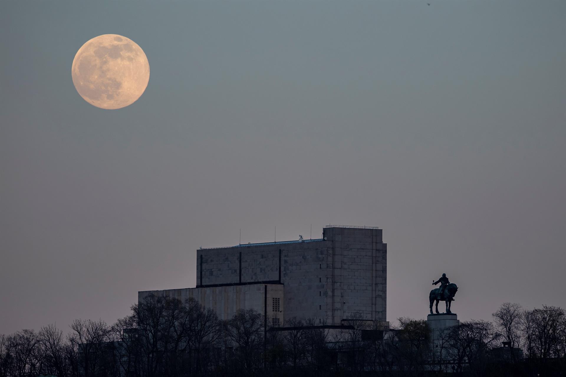 La Luna Llena en República Checa. Foto: Agencia EFE.