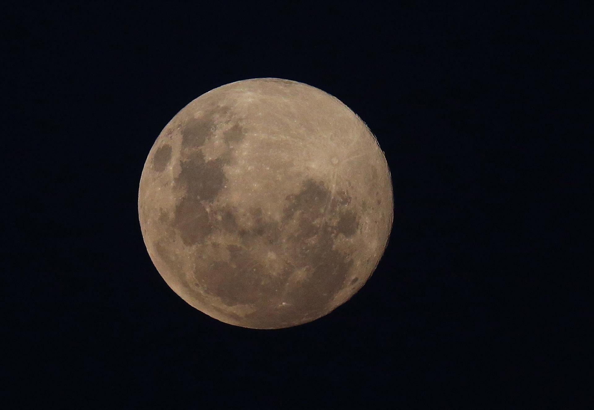 La Luna Llena en Sudáfrica. Foto: Agencia EFE.