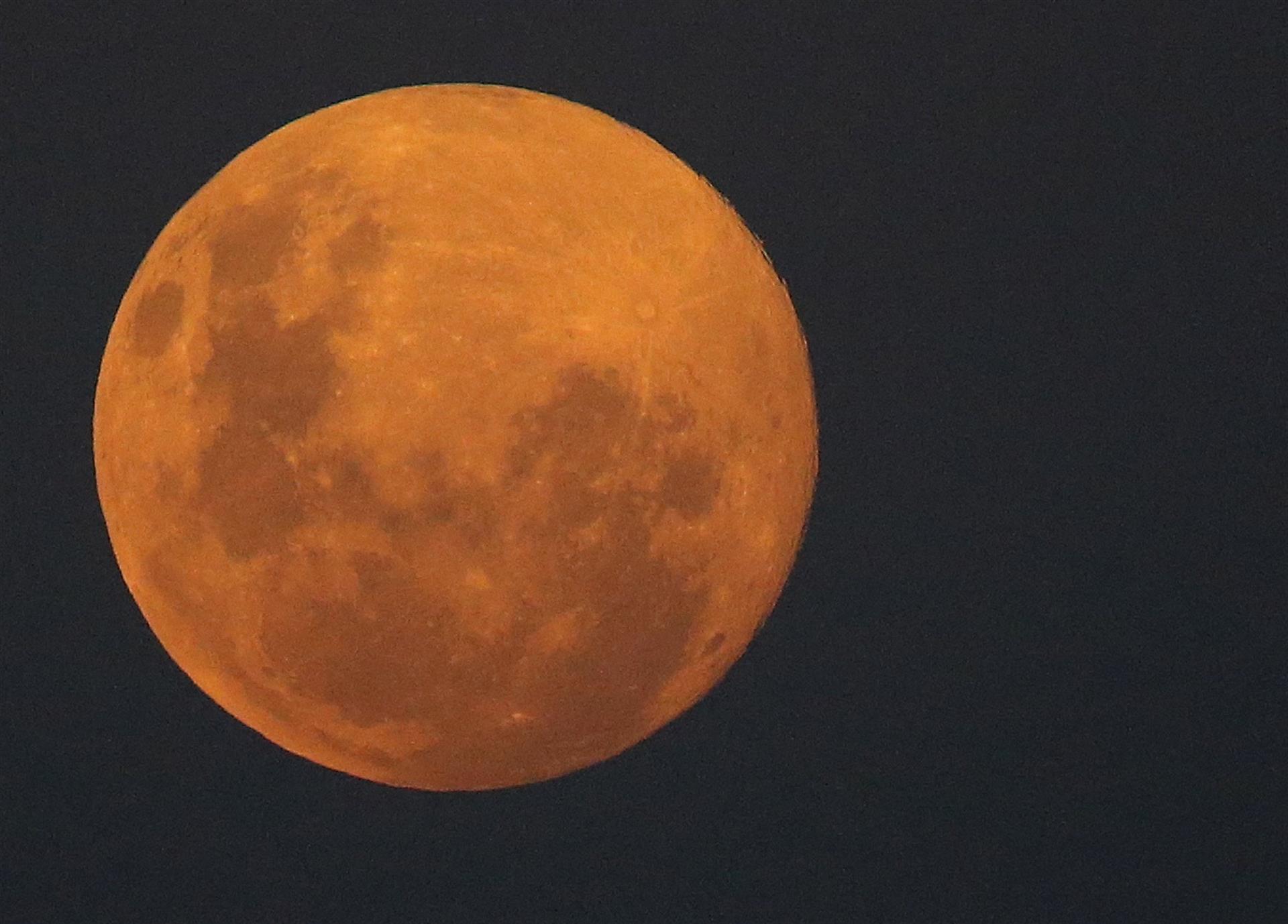 La Luna Llena en Sudáfrica. Foto: Agencia EFE.