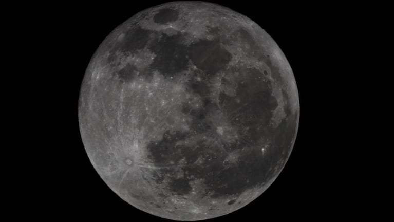 La luna regaló un espectáculo en la noche cordobesa. Foto: Lucio Casalla / ElDoce.tv.