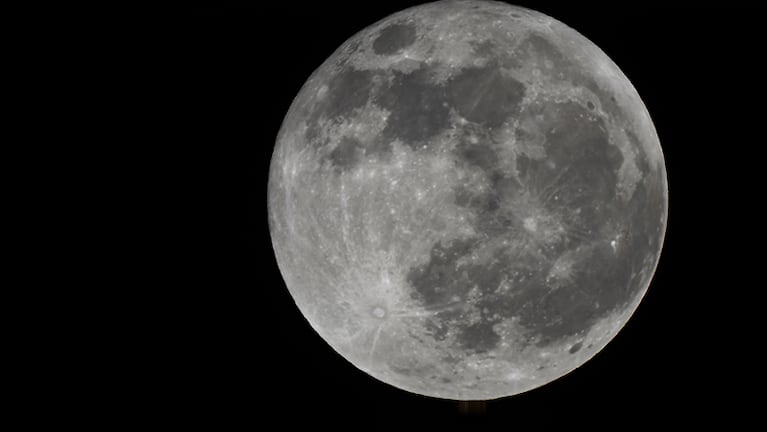 La luna regaló un espectáculo en la noche cordobesa. Foto: Lucio Casalla / ElDoce.tv.