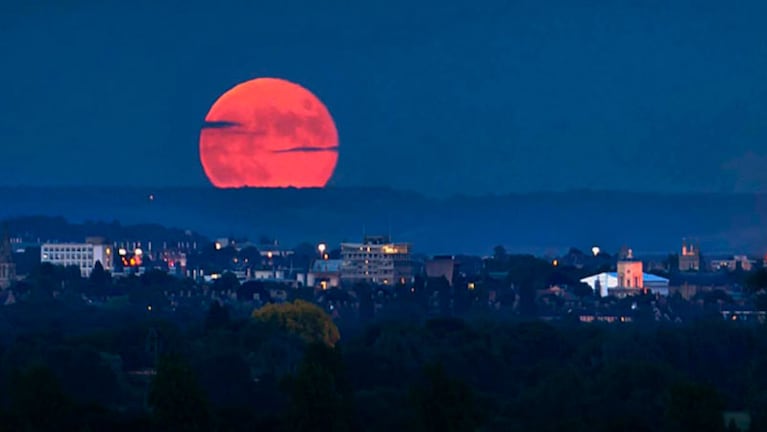 La luna se pondrá roja, pero no la veremos así en Córdoba.