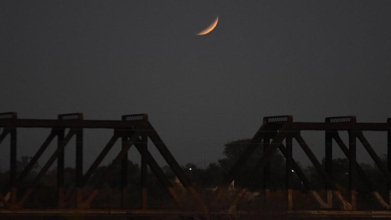 La luna, tapada casi totalmente por la sombra de la Tierra.