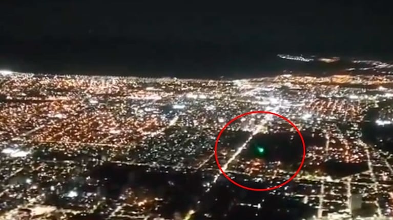 La luz verde del láser que detectó un piloto cuando se aproximaba al Aeropuerto Córdoba.
