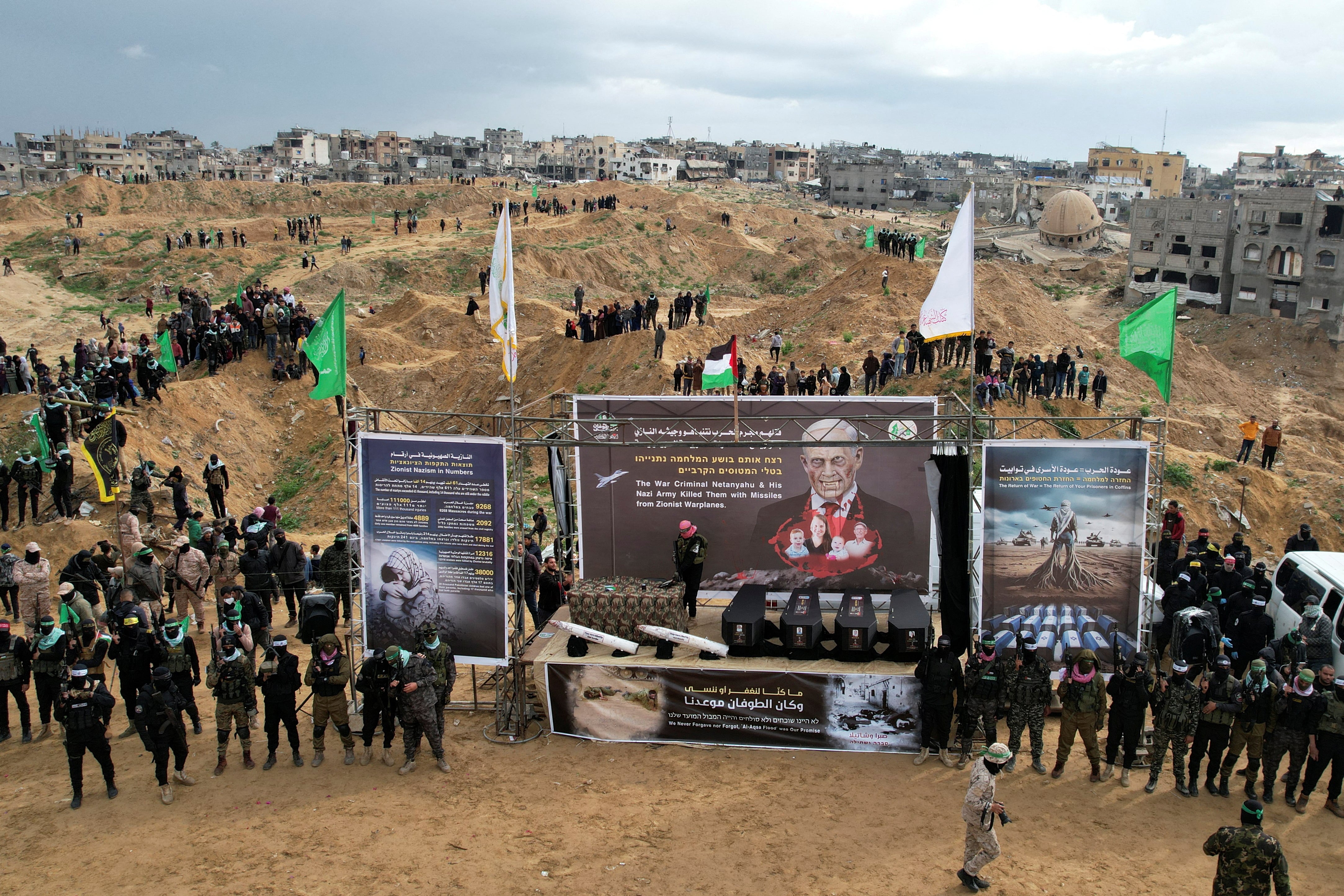 La macabra entrega de Hamas de los féretros. REUTERS/Stringer