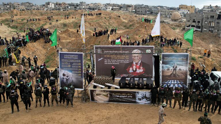 La macabra entrega de Hamas de los féretros. REUTERS/Stringer