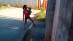 La madre castigó al niño en la calle y nadie evitó la paliza. 