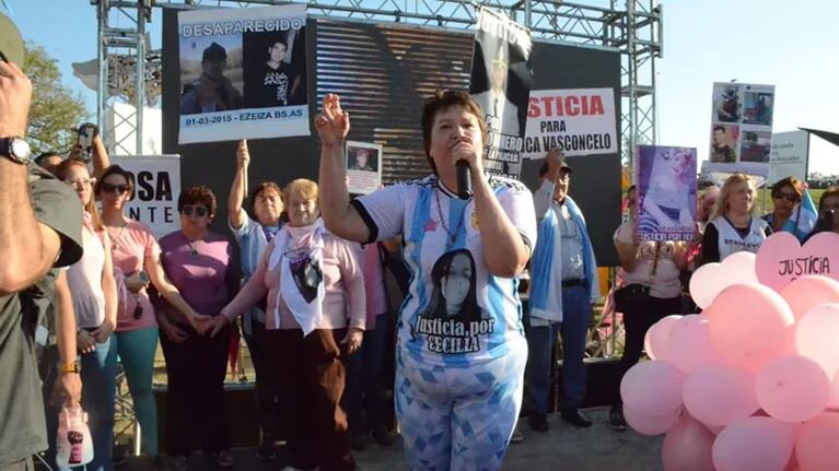La madre de Cecilia encabezó la manifestación.