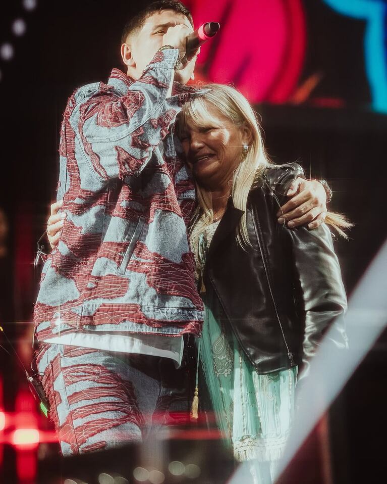 La madre de Chino Herrera acompañándolo en uno de sus shows.