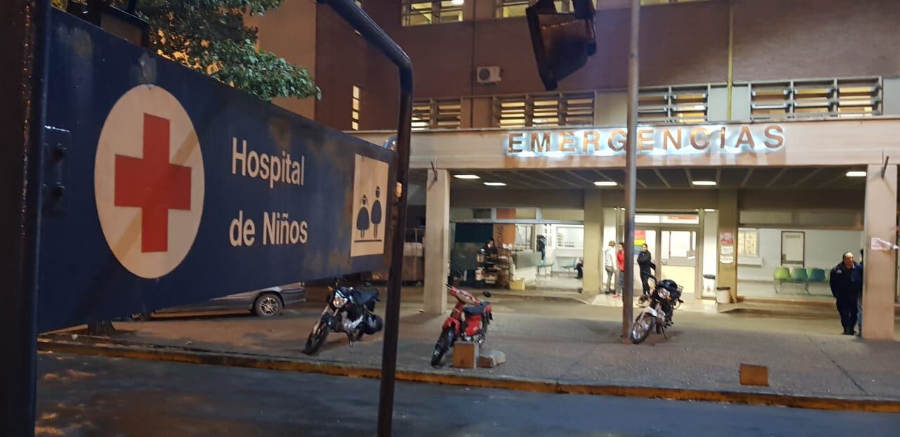 La madre de los niños los visitó en el hospital pero no se los entregaron hasta determinar cómo ocurrió el incendio.