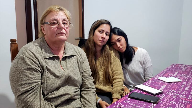 La madre de Milagros junto a las hermanas de la joven asesinada.