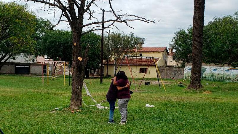 La madre del fallecido, abrazada a una familiar en el lugar en el que murió su hijo.