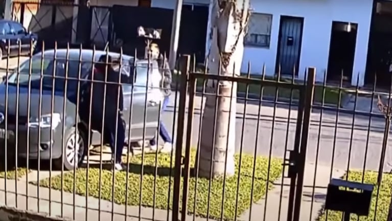 La madre del nene se colgó de la puerta del auto para evitar que se lleven a su hijo.