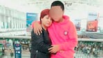 La madre junto a su hijo, acusado de matar a Brian en Flores.