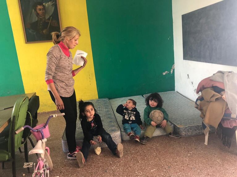 La madre tiene tres colchones para sus seis hijos.